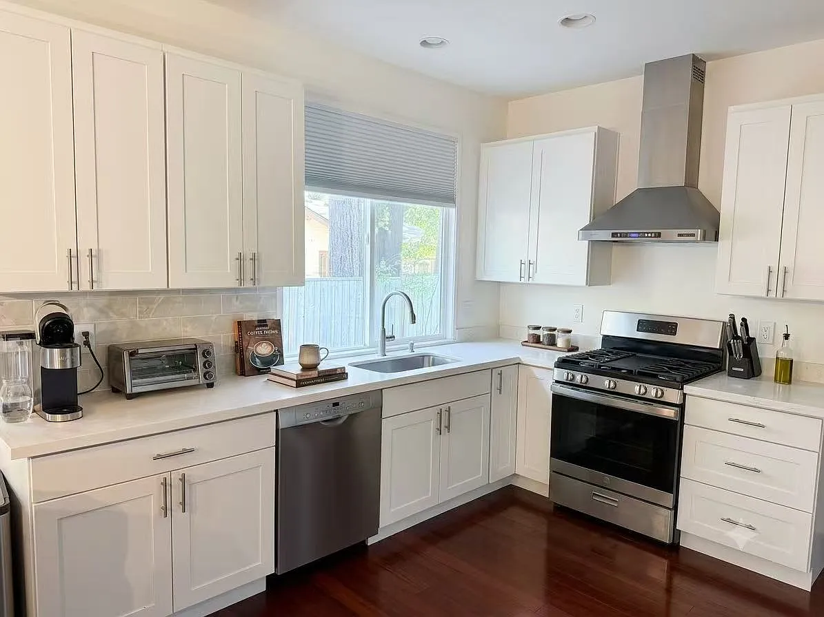 3 bed, 2.5 bath, 2408 sqft, $3,990 — Photo 4