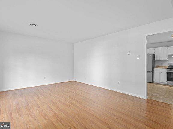 3rd image of 705 Kilarney Dr