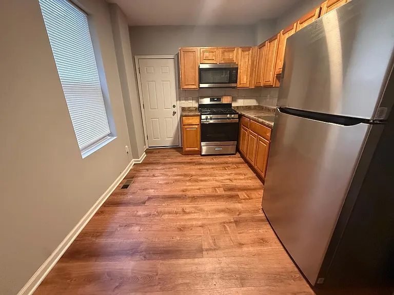 1322 W Victoria St — Photo 4