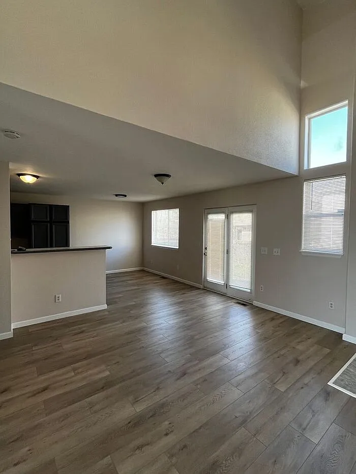 3 bed, 2.5 bath, 2023 sqft, $2,695 — Photo 3