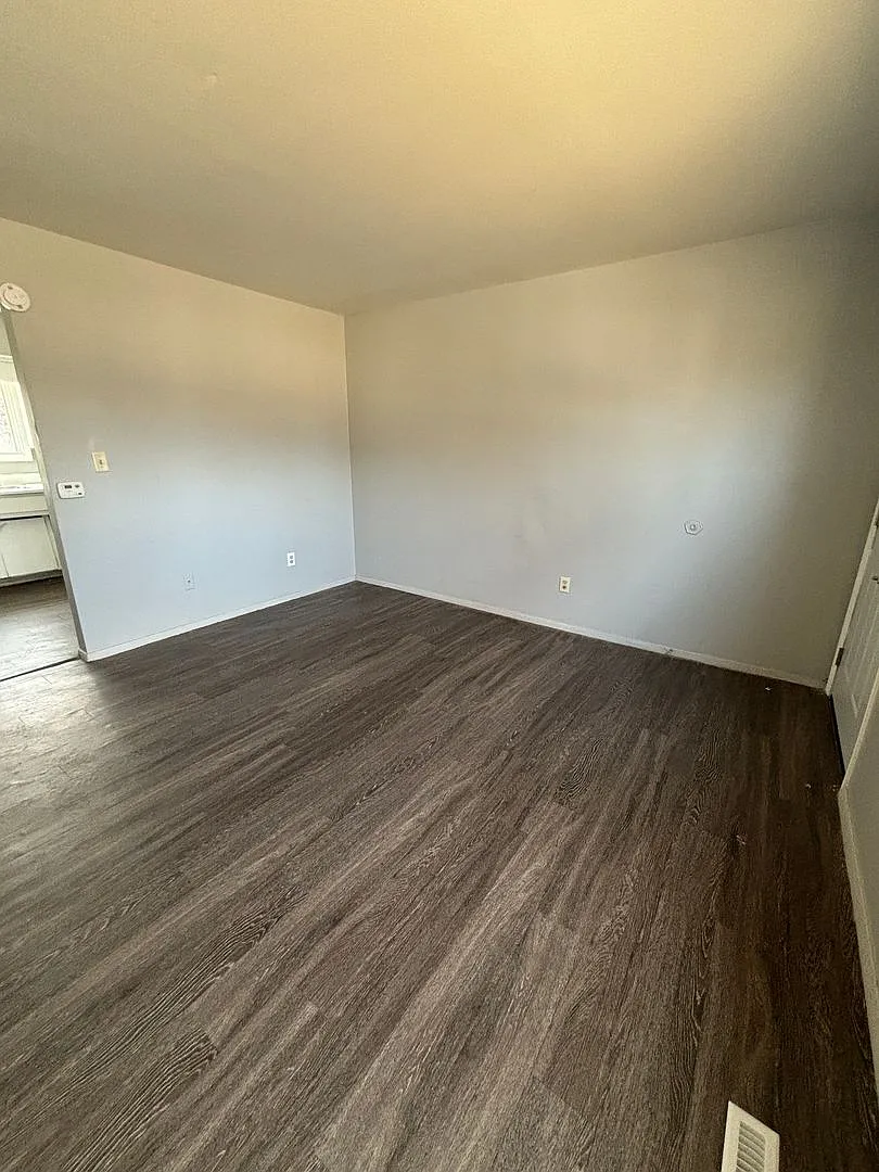 821 W 8th — Photo 3