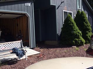 1022 Mountain Dr, Newfoundland, PA 18445