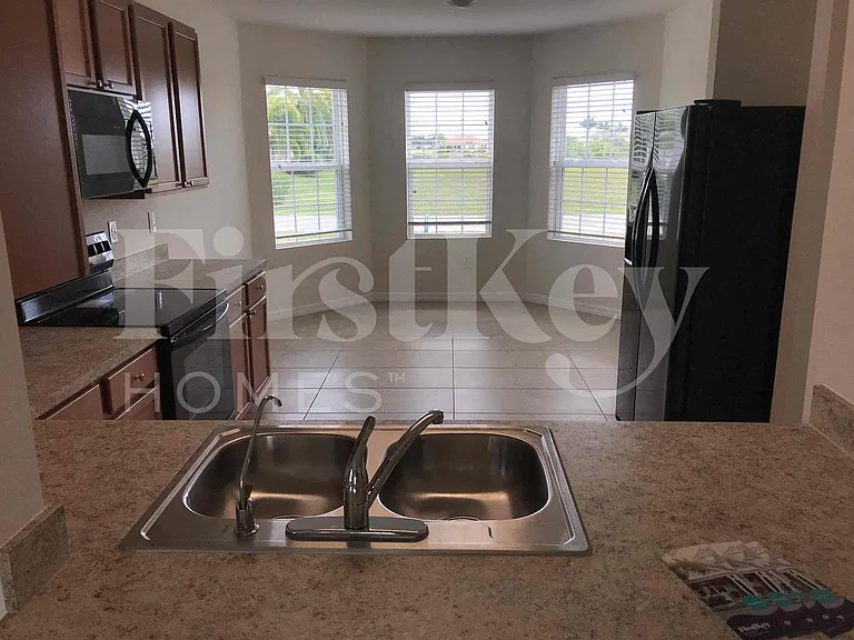 217 NW 9th St — Photo 6