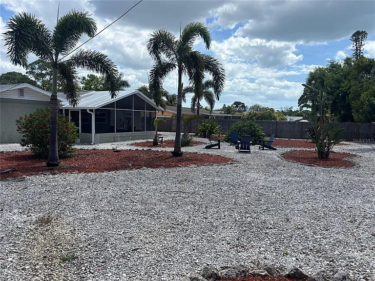 1008 Estremadura Dr — Photo 3