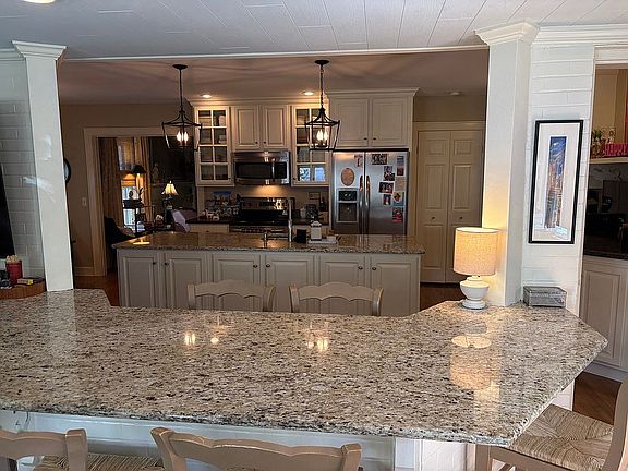 3rd image of 1844 Stratford Dr