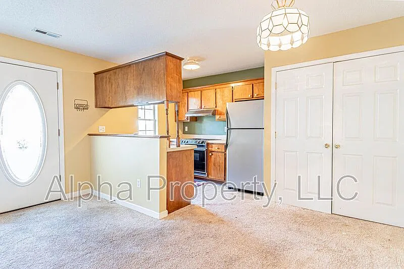 2 bed, 1.0 bath, 828 sqft, $1,300 — Photo 4