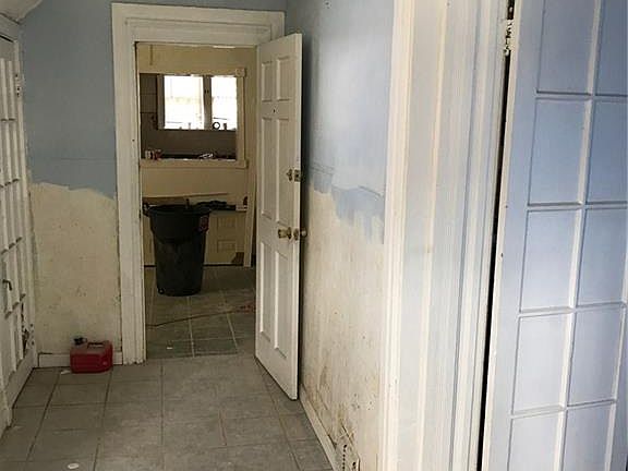 3rd image of 813 West Ave