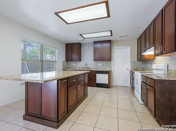 3rd image of 5607 Lovett Oaks