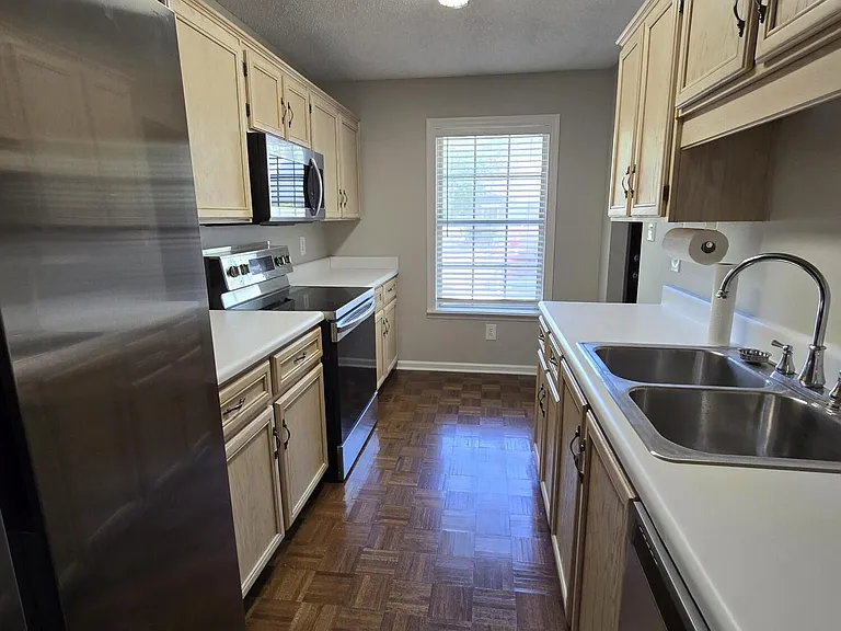 107 Raintree Ct — Photo 2