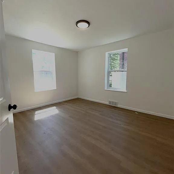 3911 Jamieson Ave — Photo 3