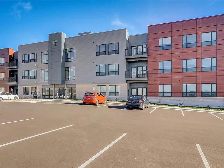 1120 N Windsor Ave — Photo 4
