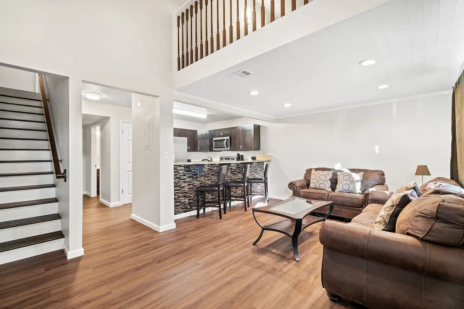 1 bed, 2.0 bath, 904 sqft, $1,193 — Photo 2