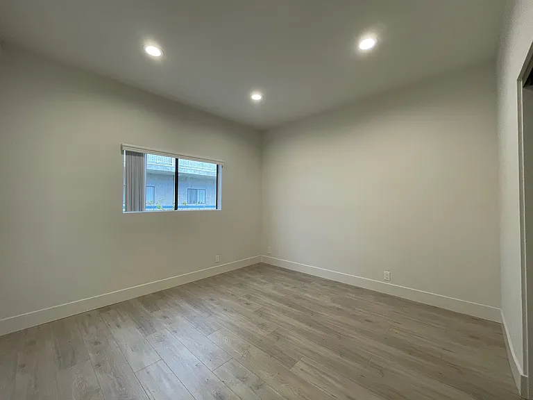 12840 Moorpark — Photo 12