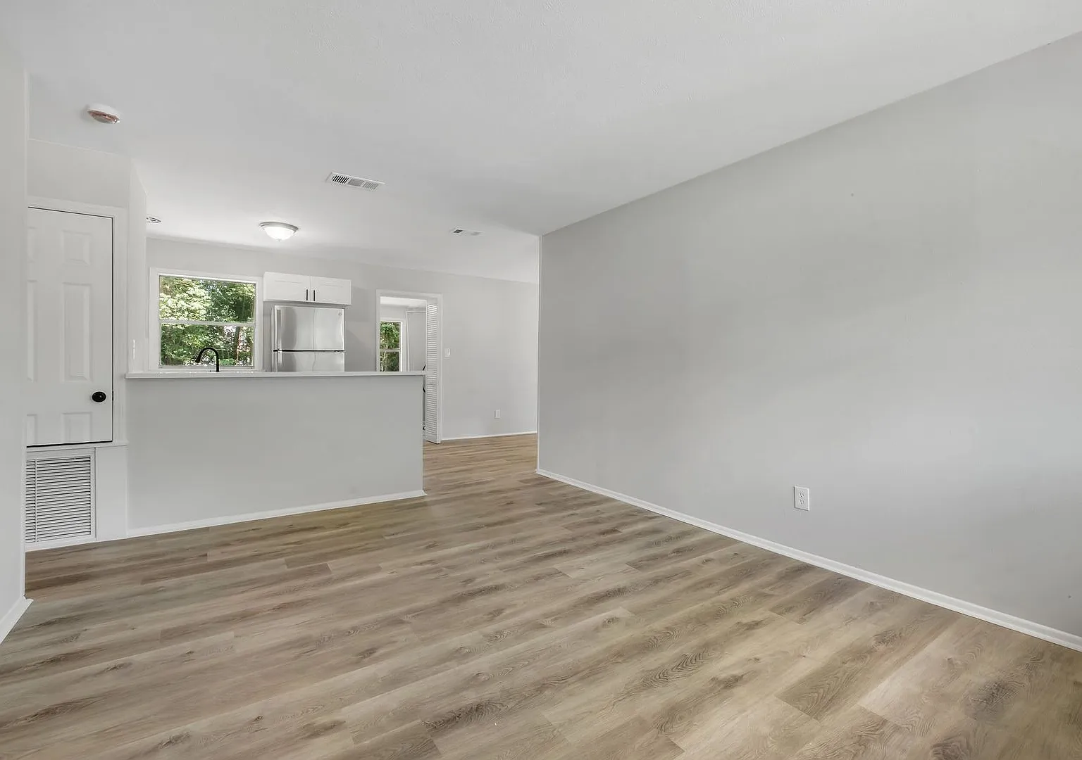 Fully Renovated 4/2 House W/ Large Yard, Solid Floors, Stainless Appliances, Quartz Counters, & M... — Photo 3
