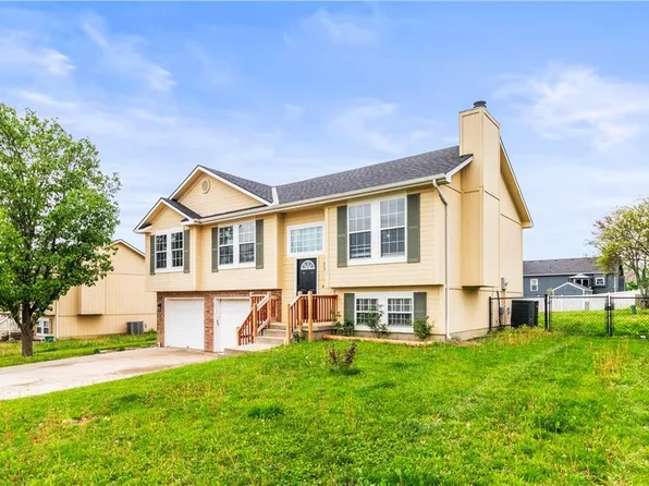 303 NE 6th St, Oak Grove, MO 64075