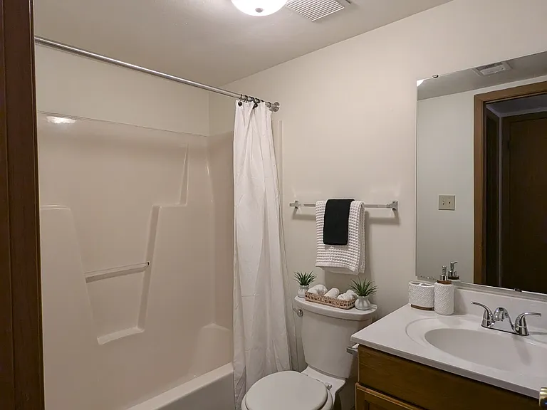 North Pointe Commons — Photo 9