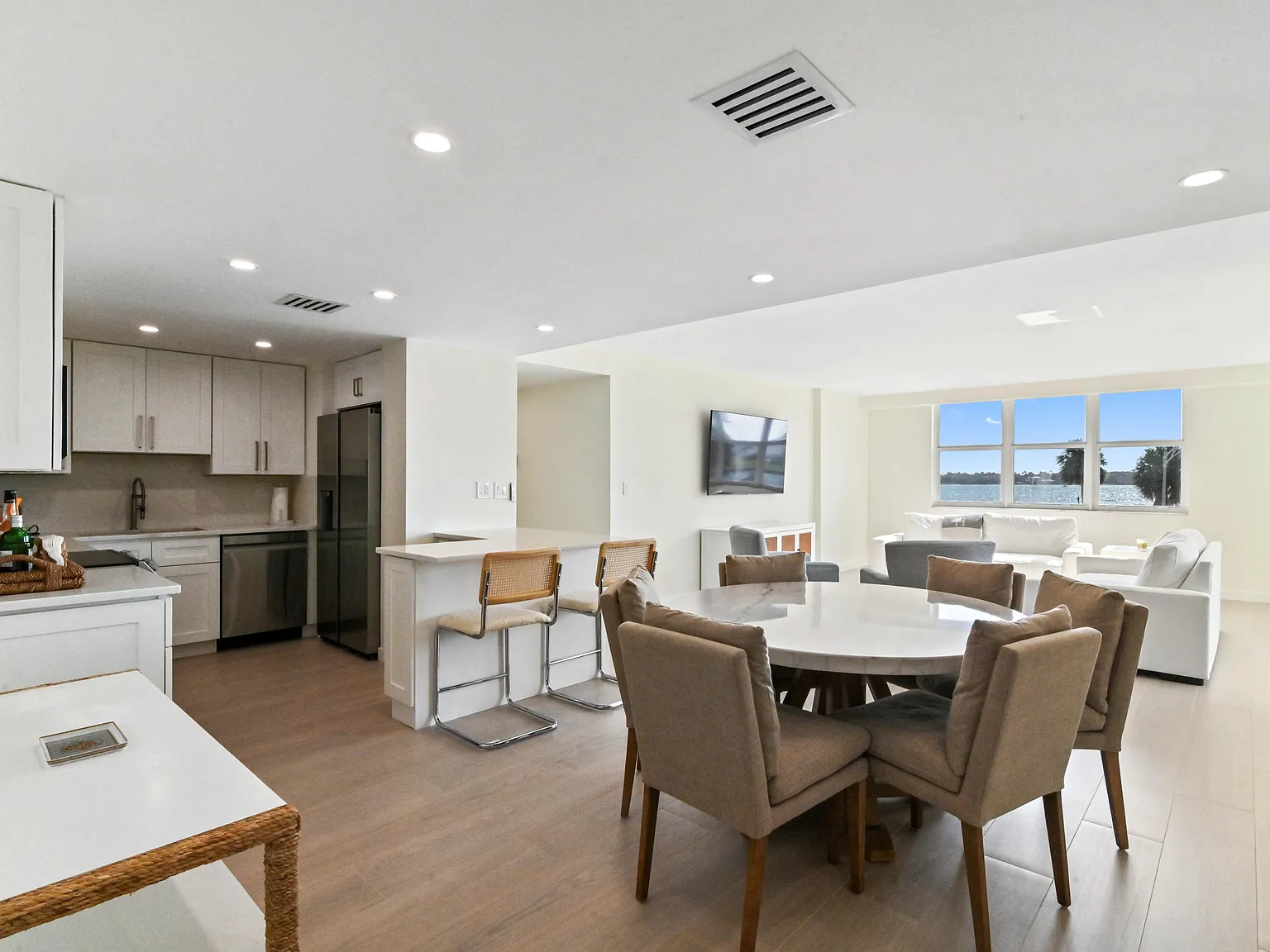 3 bed, 2.0 bath, 1480 sqft, $8,000 — Photo 3