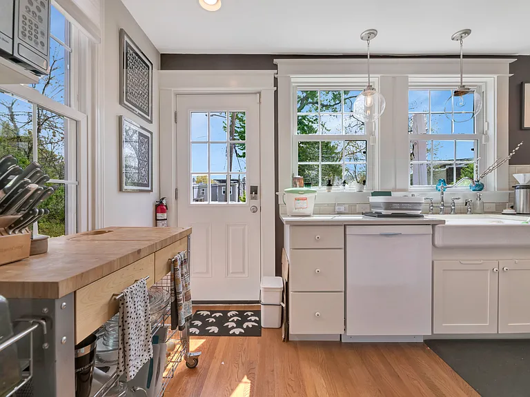 613 Girard St NE — Photo 5