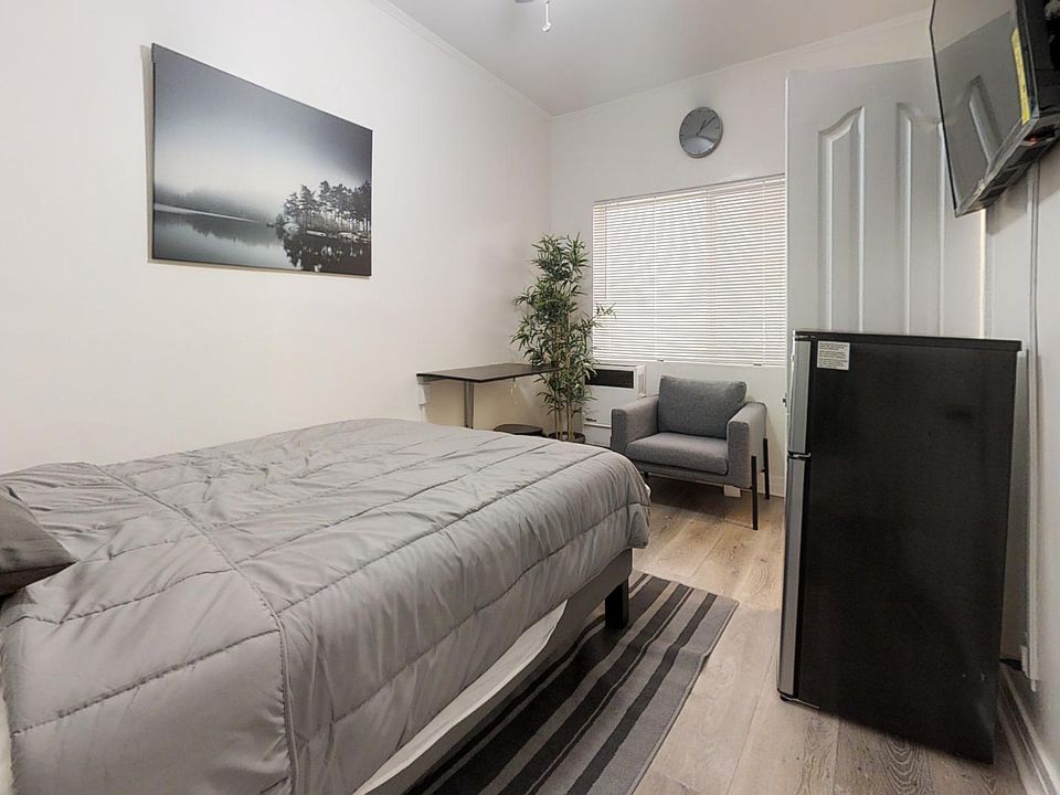 1st image of 647 W 18th St #117