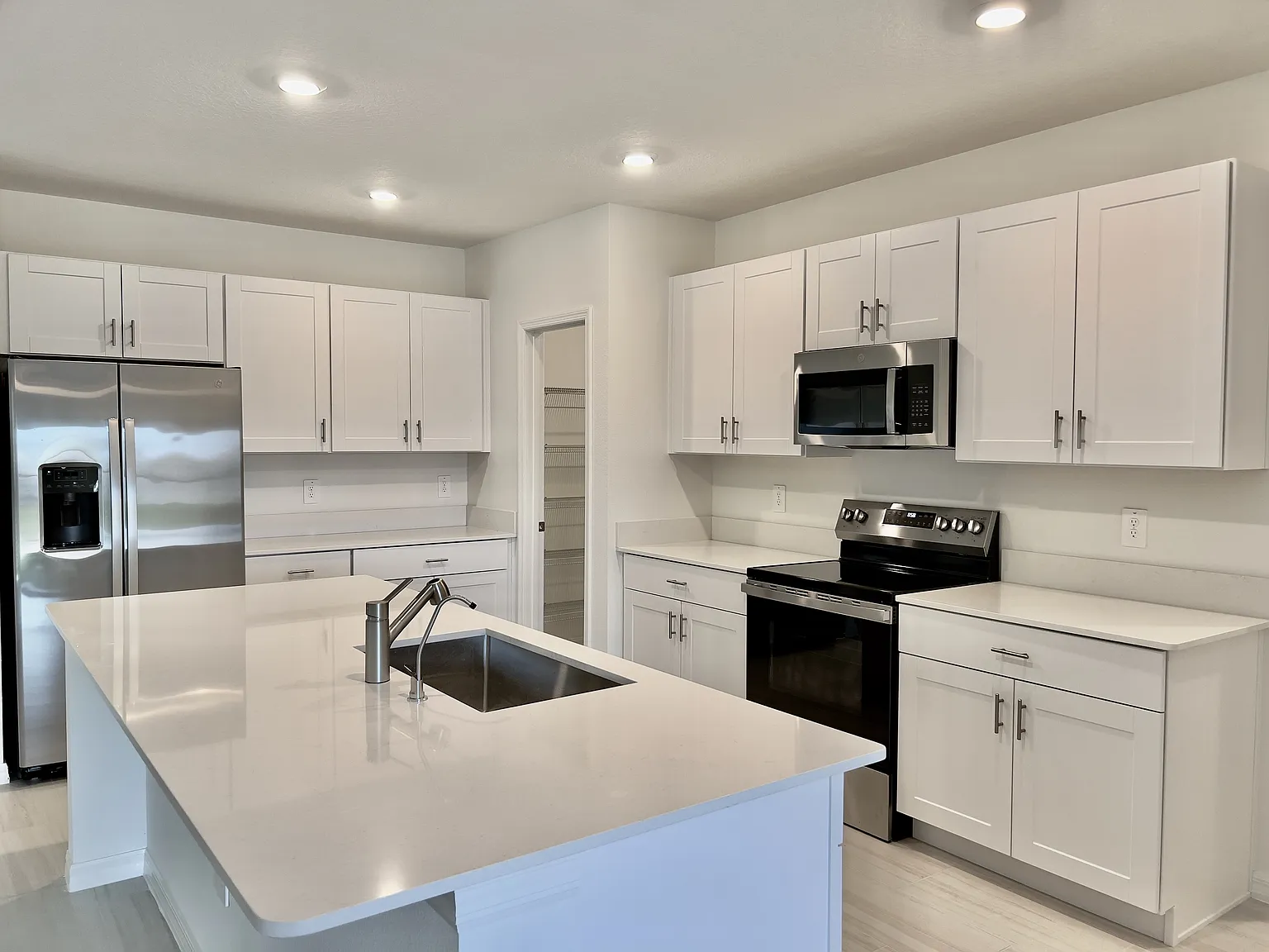 6 bed, 2580 sqft, $2,950 — Photo 2