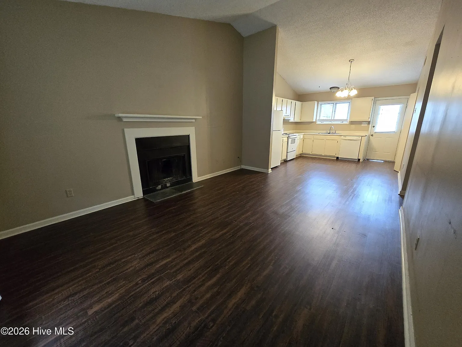 2 bed, 1.0 bath, 870 sqft, $1,000 — Photo 2
