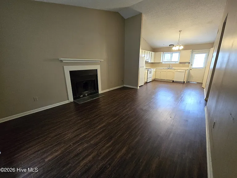 1910 White Hollow Dr — Photo 2