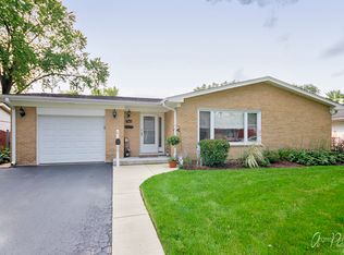 937 Woodland Dr, Wheeling, IL 60090