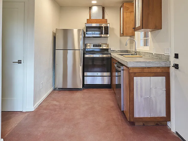 2542 E Seneca St — Photo 11