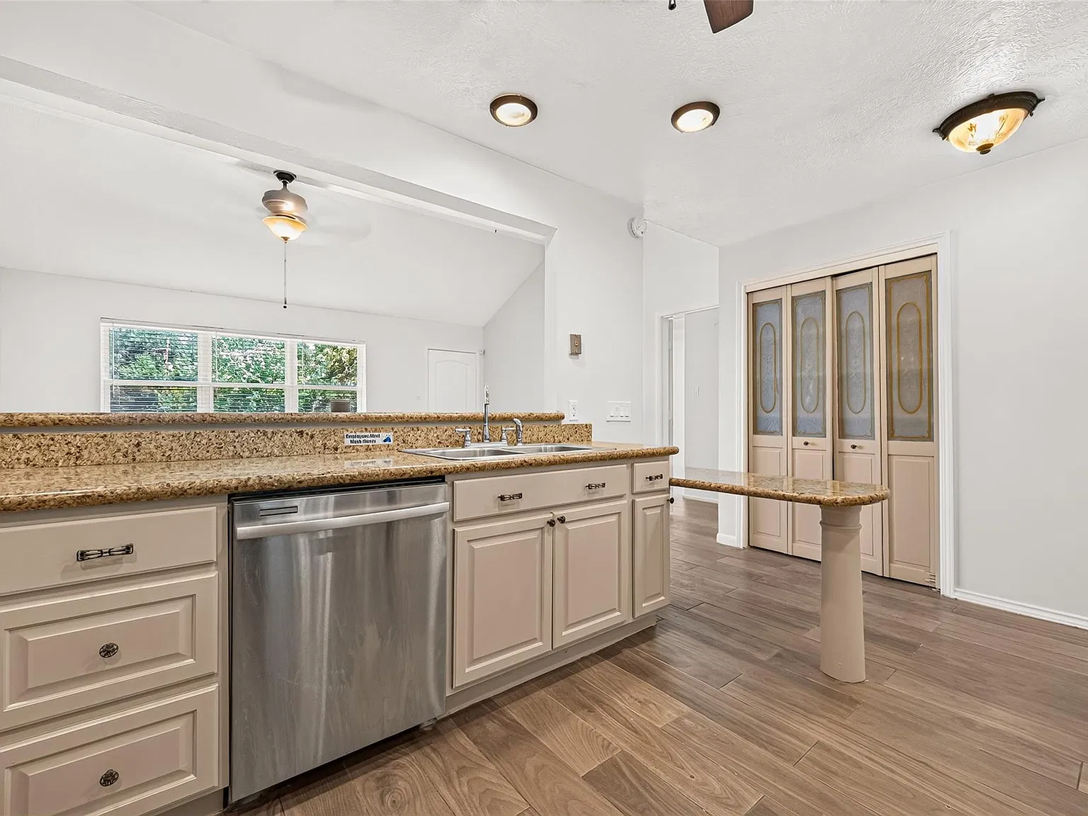 4 bed, 2.0 bath, 1854 sqft, $1,950 — Photo 4