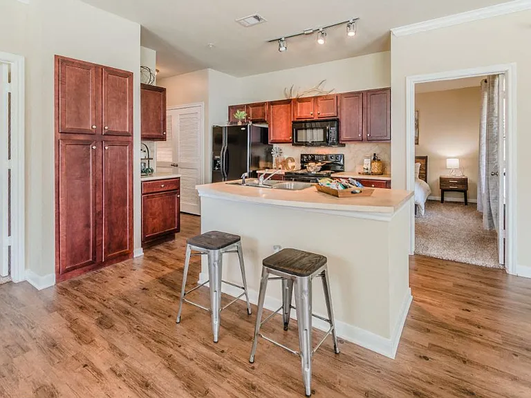 Hunter's Cove Apartments — Photo 3