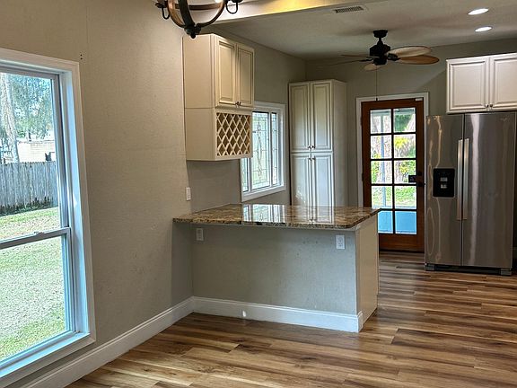 5th image of 208 W Fox St