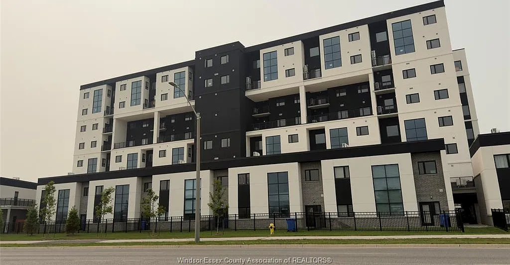 3 bed, 2.5 bath, $3,100 — Photo 1