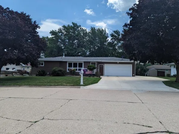 1009 E Sunrise St, New Hampton, IA 50659
