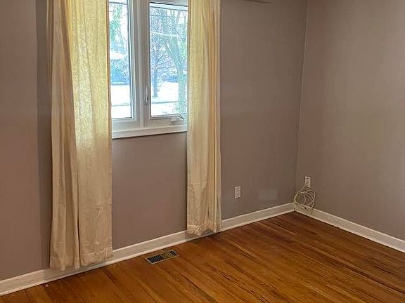 5th image of 26 Oakridge Dr