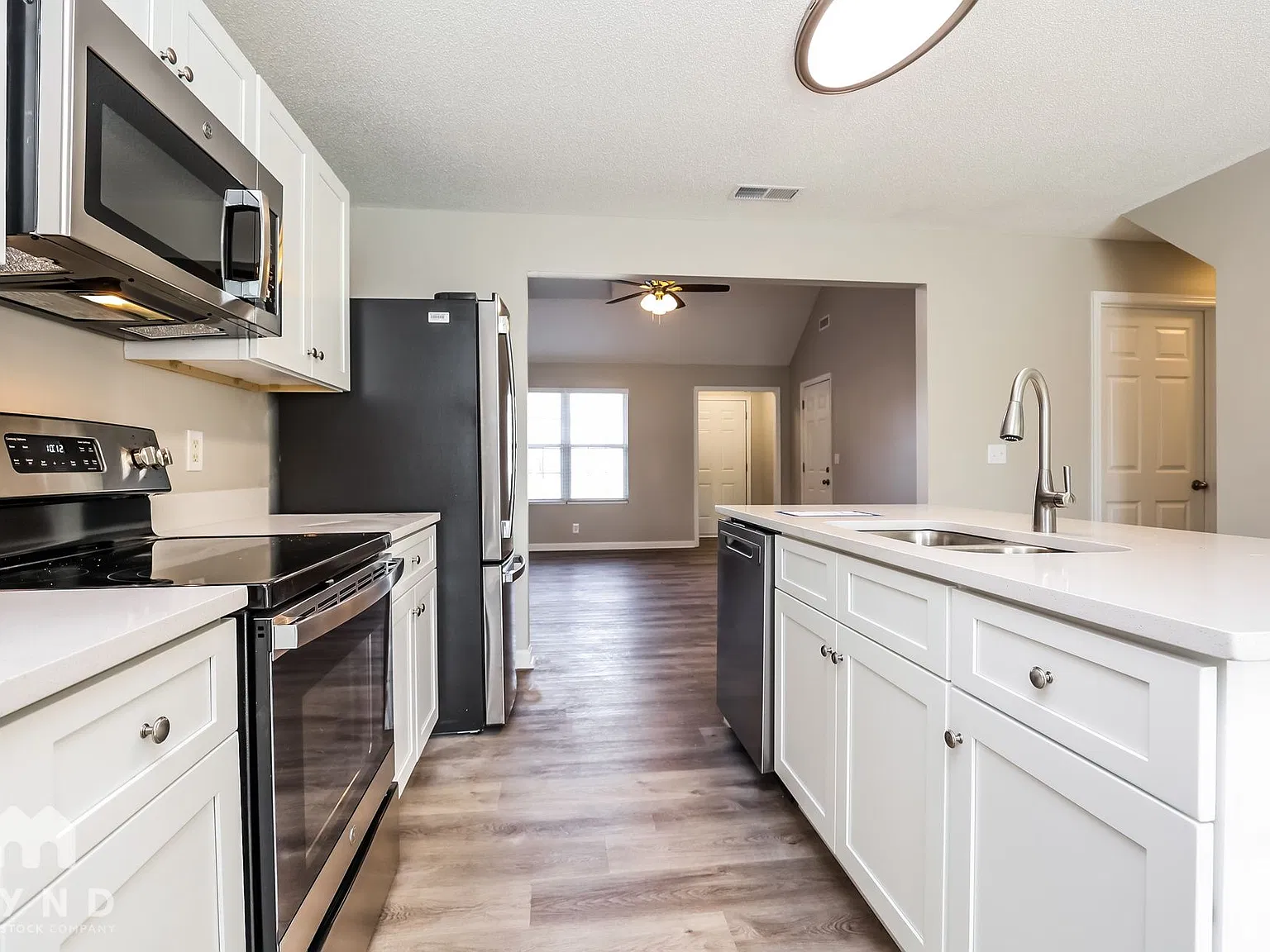 3 bed, 2.0 bath, 1511 sqft, $2,005 — Photo 2
