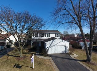 545 Iroquois Trl, Carol Stream, IL 60188