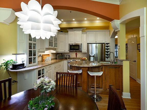 4th image of 1049 S Park St #1