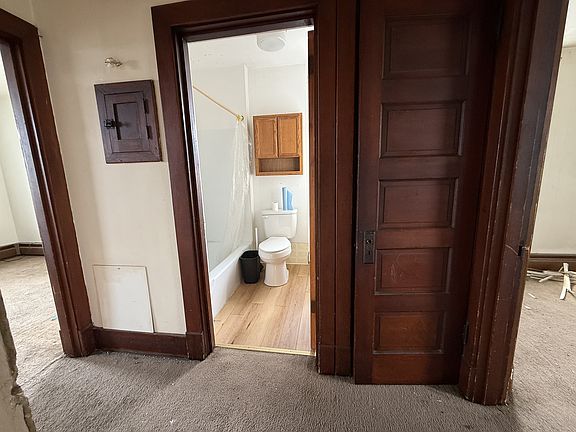 4th image of 1053 Graham Ave