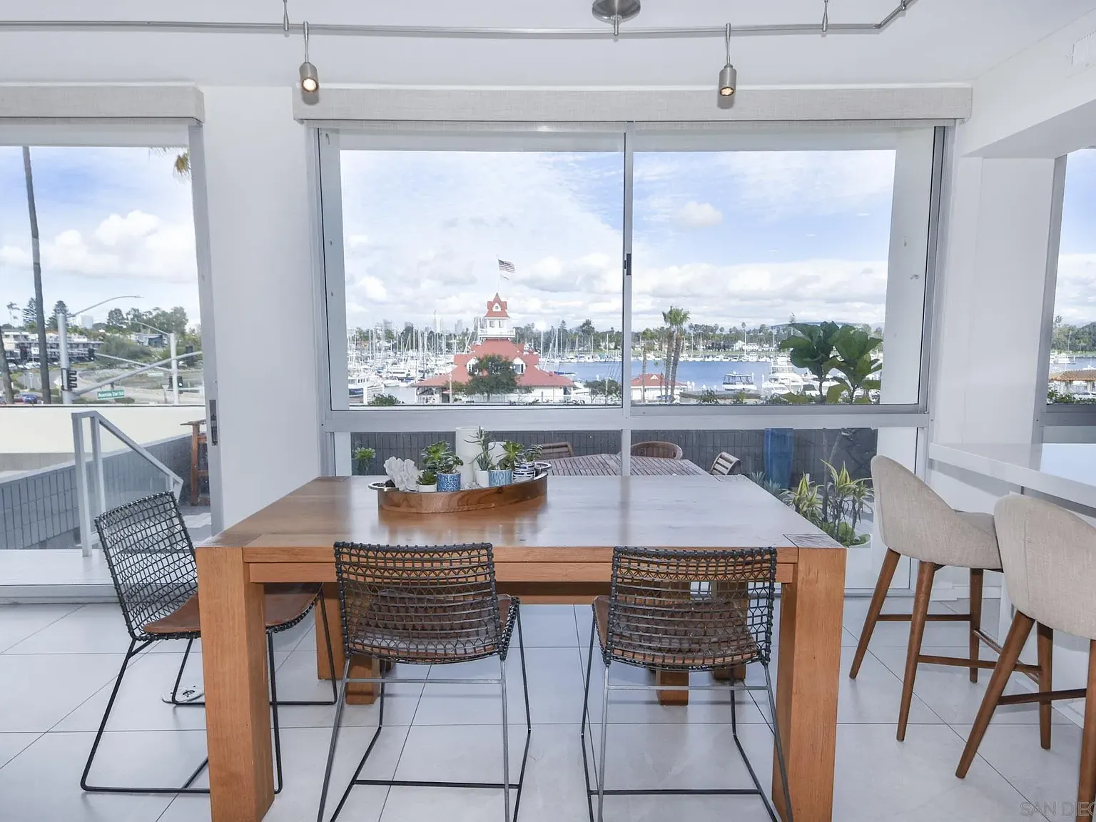 2 bed, 2.0 bath, 1276 sqft, $8,500 — Photo 3