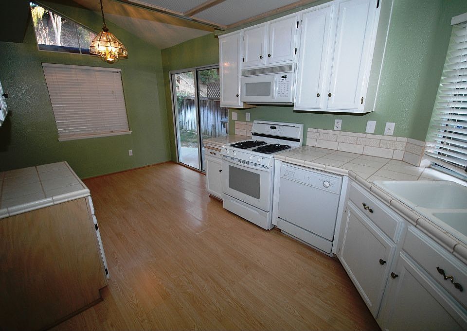 1st image of 41526 Avenida De La Reina