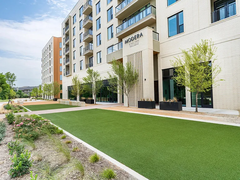 Green spaces at Modera Trailhead offer a refreshing outdoor retreat, perfect for casual gatherings and open-air relaxation in Dallas.