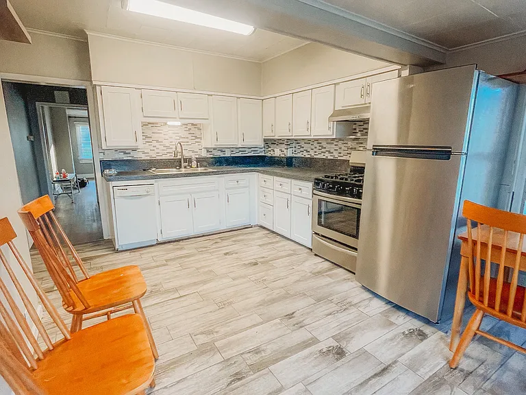 241 E 9th St #1 — Photo 4