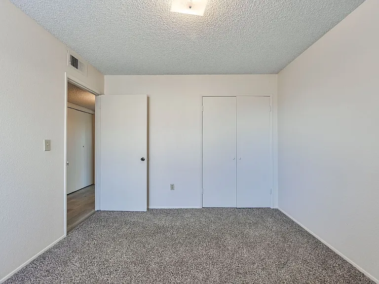 1021 W Perdew Ave — Photo 7