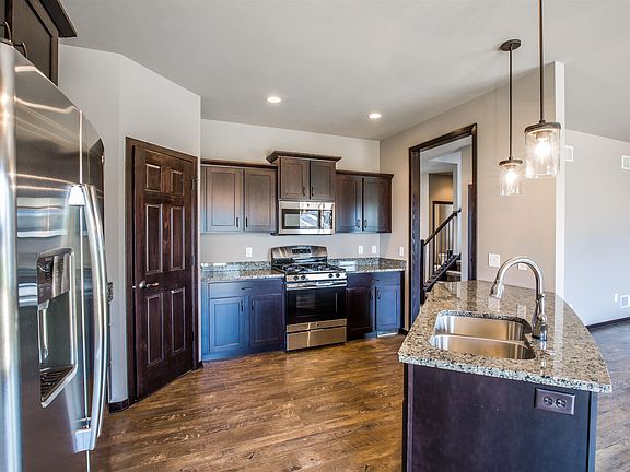 5th image of 517 Spindrift St