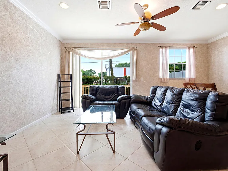 556 Marbella Cir — Photo 5
