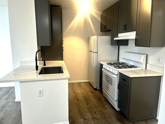 5th image of 4037 Winona Ave #5