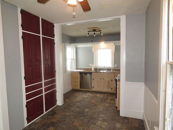 5th image of 210 E Rush St
