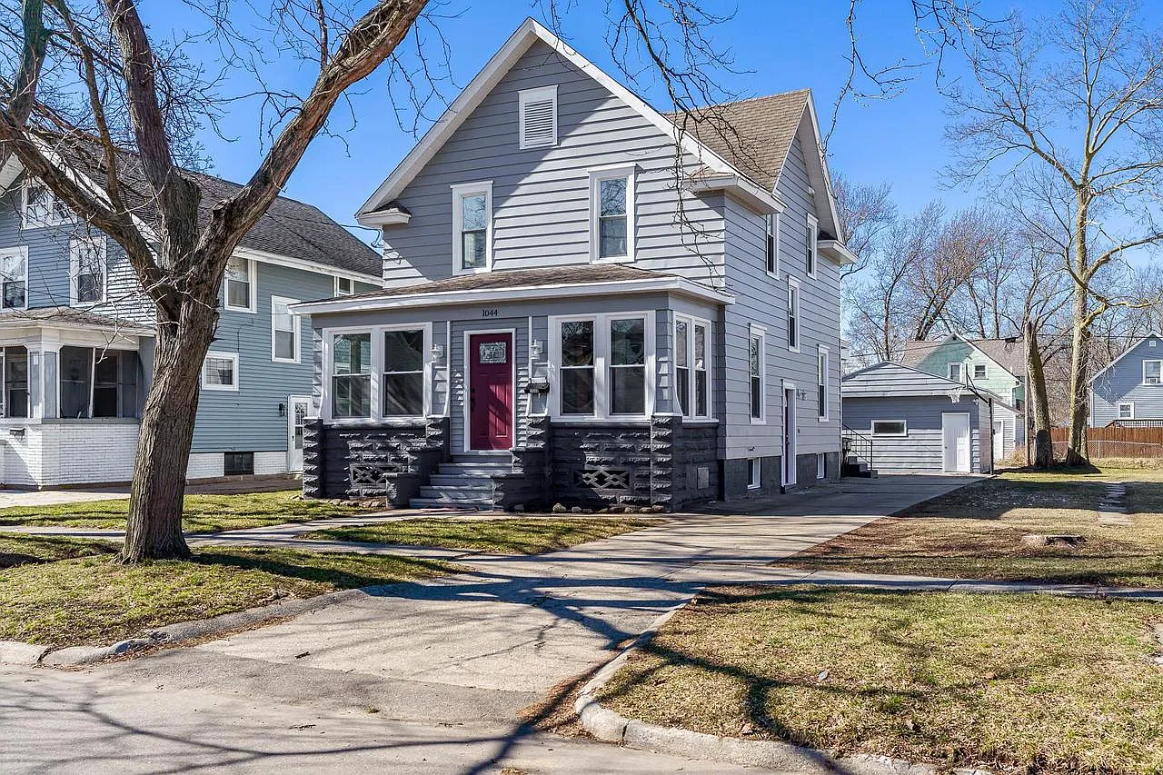 1044 Oak Street photo 1