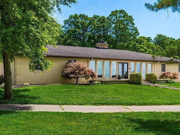 2nd image of 255 Briarwood Dr NE