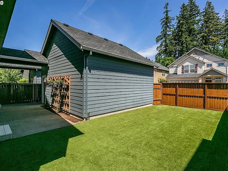 153 NE Porto Way — Photo 3